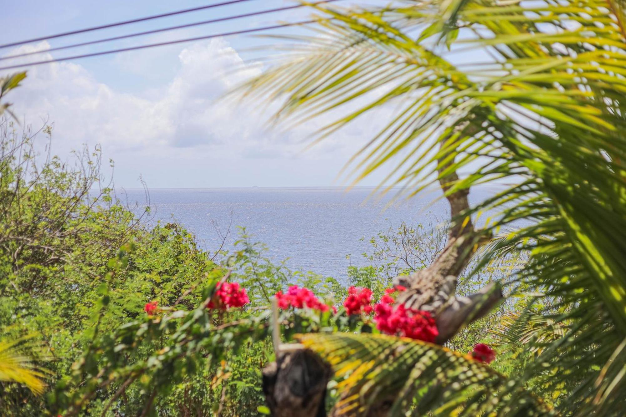 Manta Cottages With Sea View Batununggul Екстериор снимка