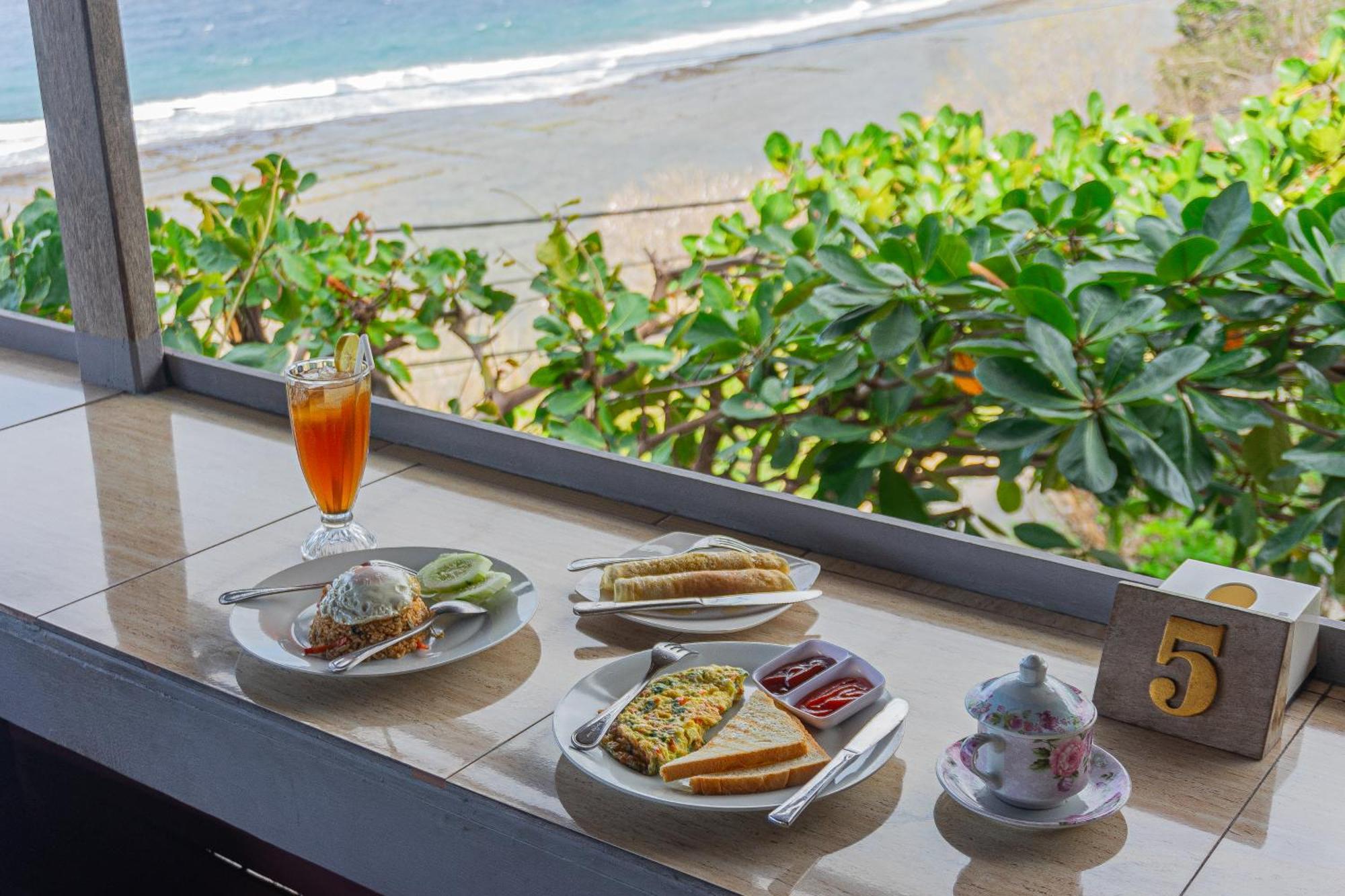 Manta Cottages With Sea View Batununggul Екстериор снимка