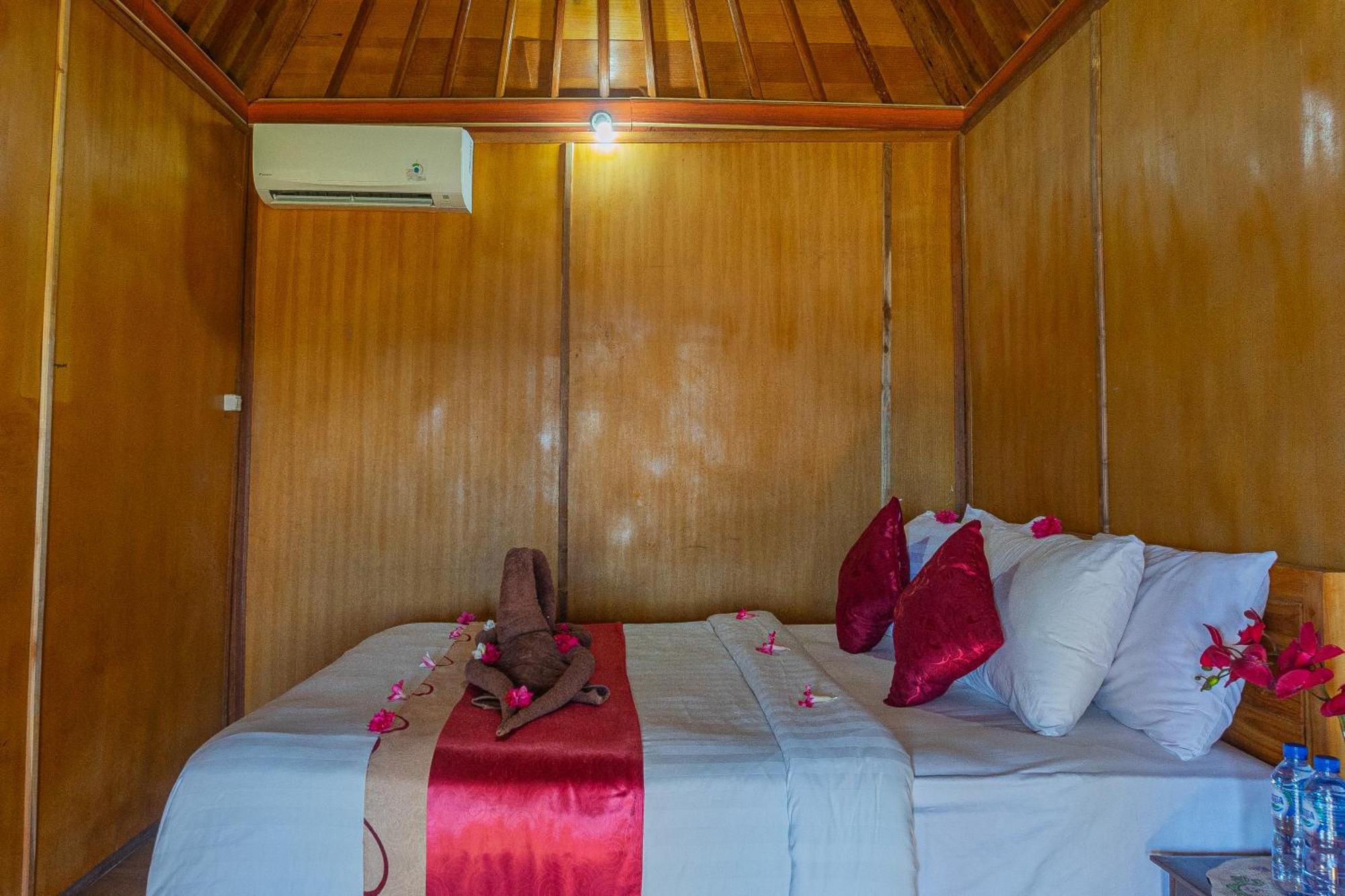 Manta Cottages With Sea View Batununggul Екстериор снимка
